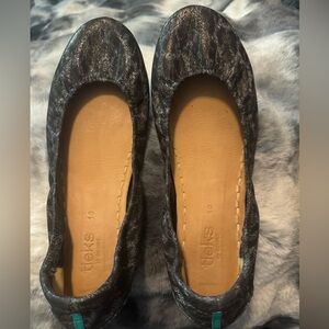 Black Leopard size 10 tieks